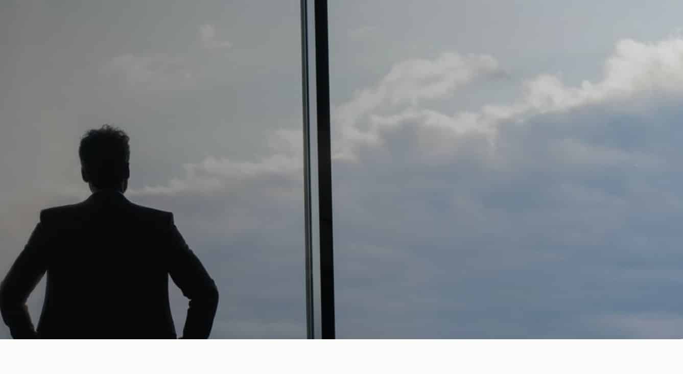 Dirigeant face à l'horizon